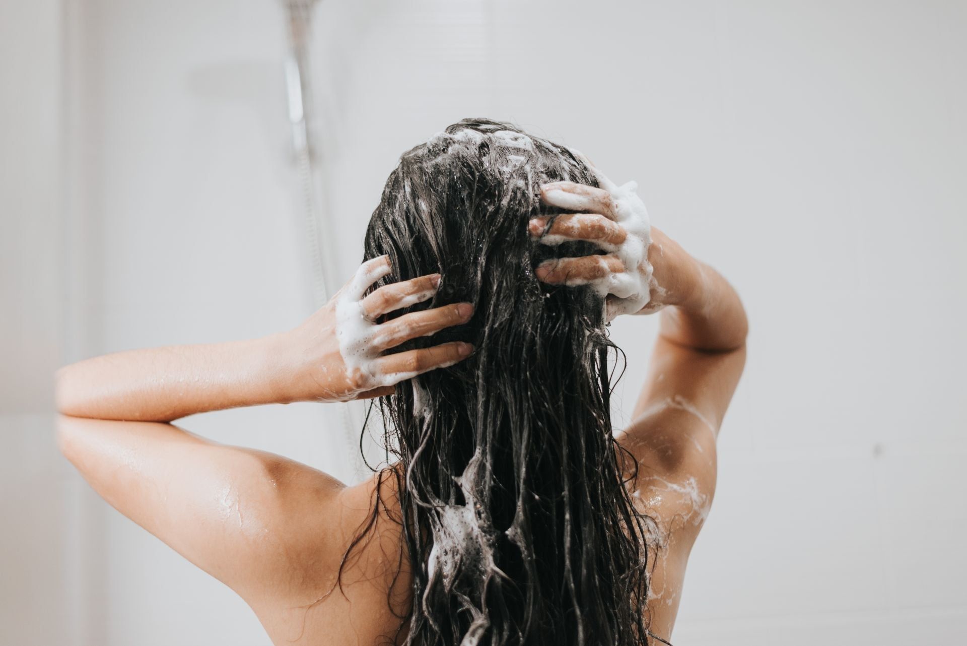 Segreti per un cuoio capelluto in equilibrio e capelli splendenti