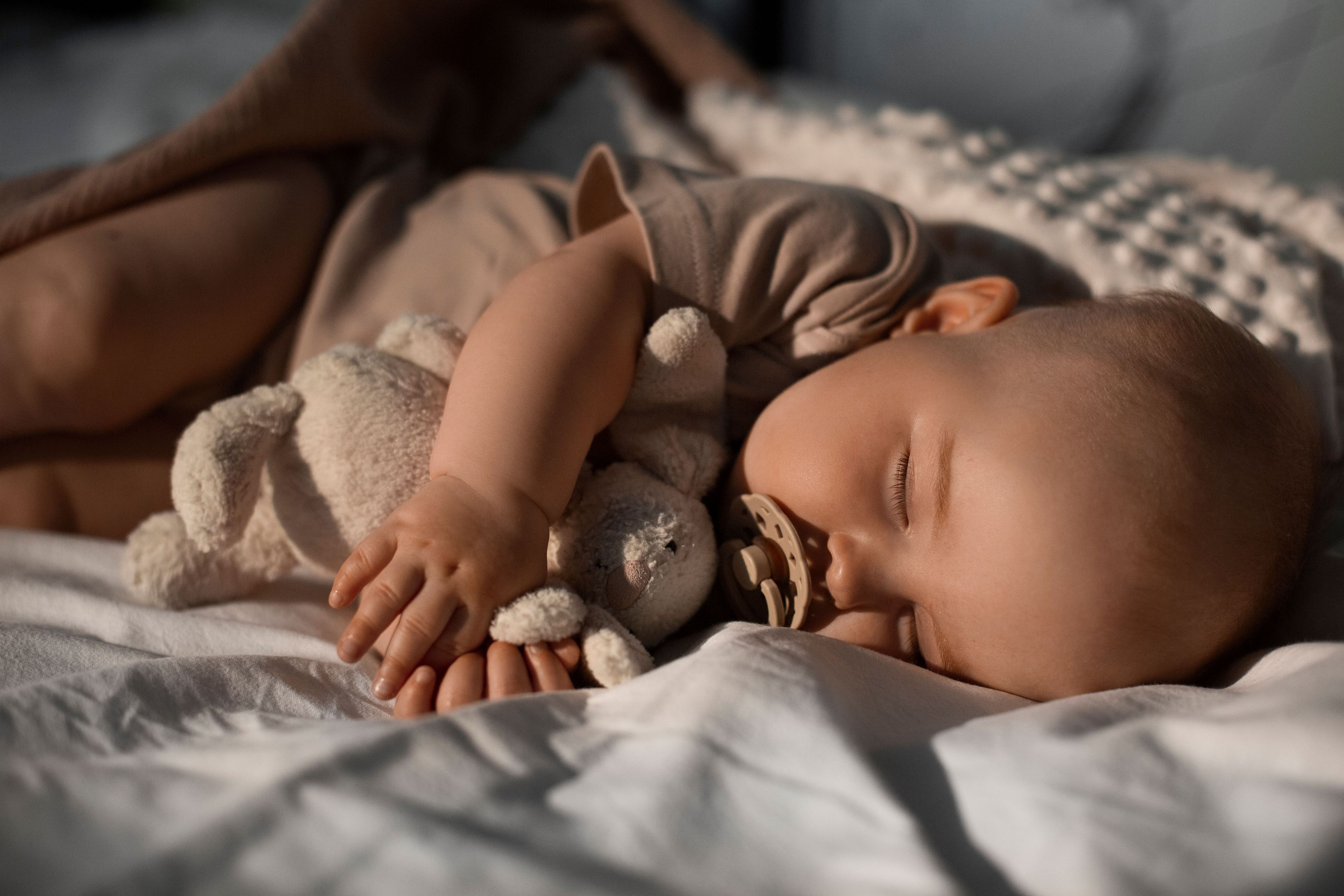 Come gestire il sonno dei neonati durante le notti estive: la guida per i genitori