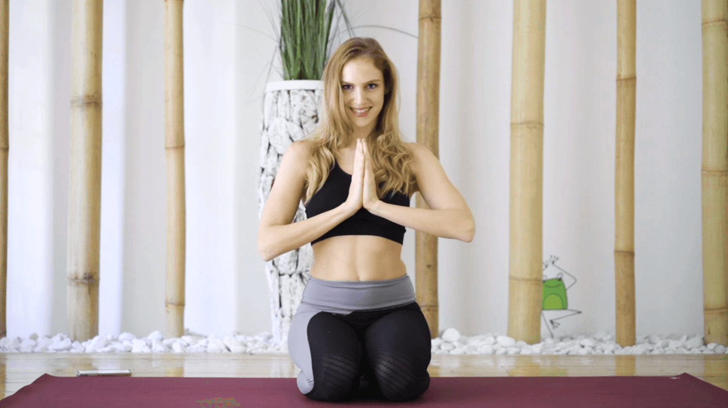 In forma con Lloyds: lezione completa di yoga slow flow